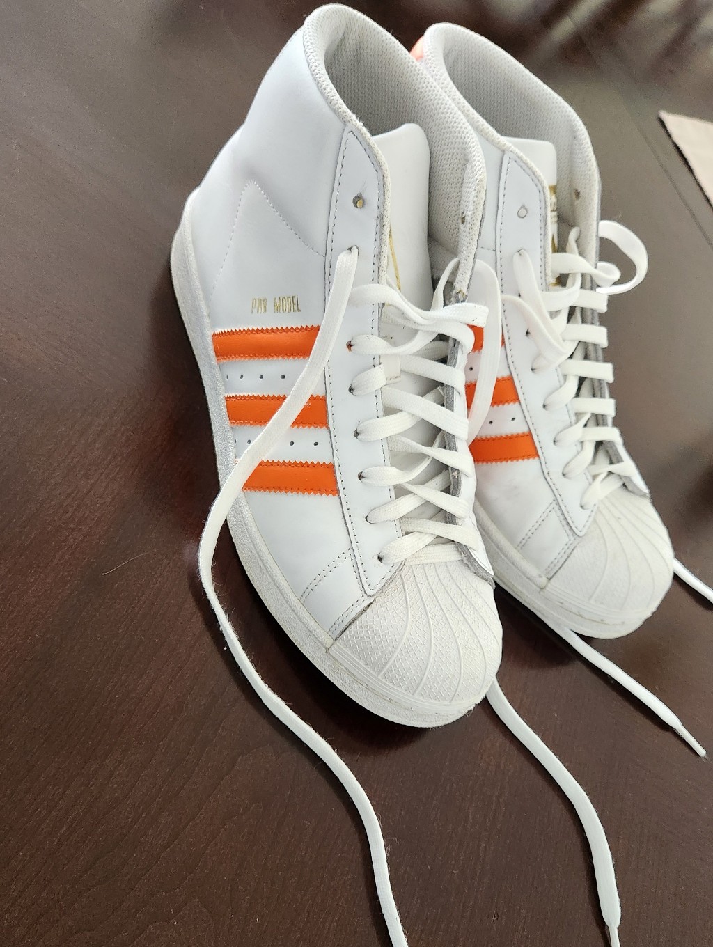 Adidas-La Marque Aux 3 White Sneakers With Gold Logo And Orange Stripes